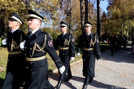 Ob 1. novembru smo se s polaganjem cvetja k osrednjim kamniškim spomenikom poklonili žrtvam vojn (41)
